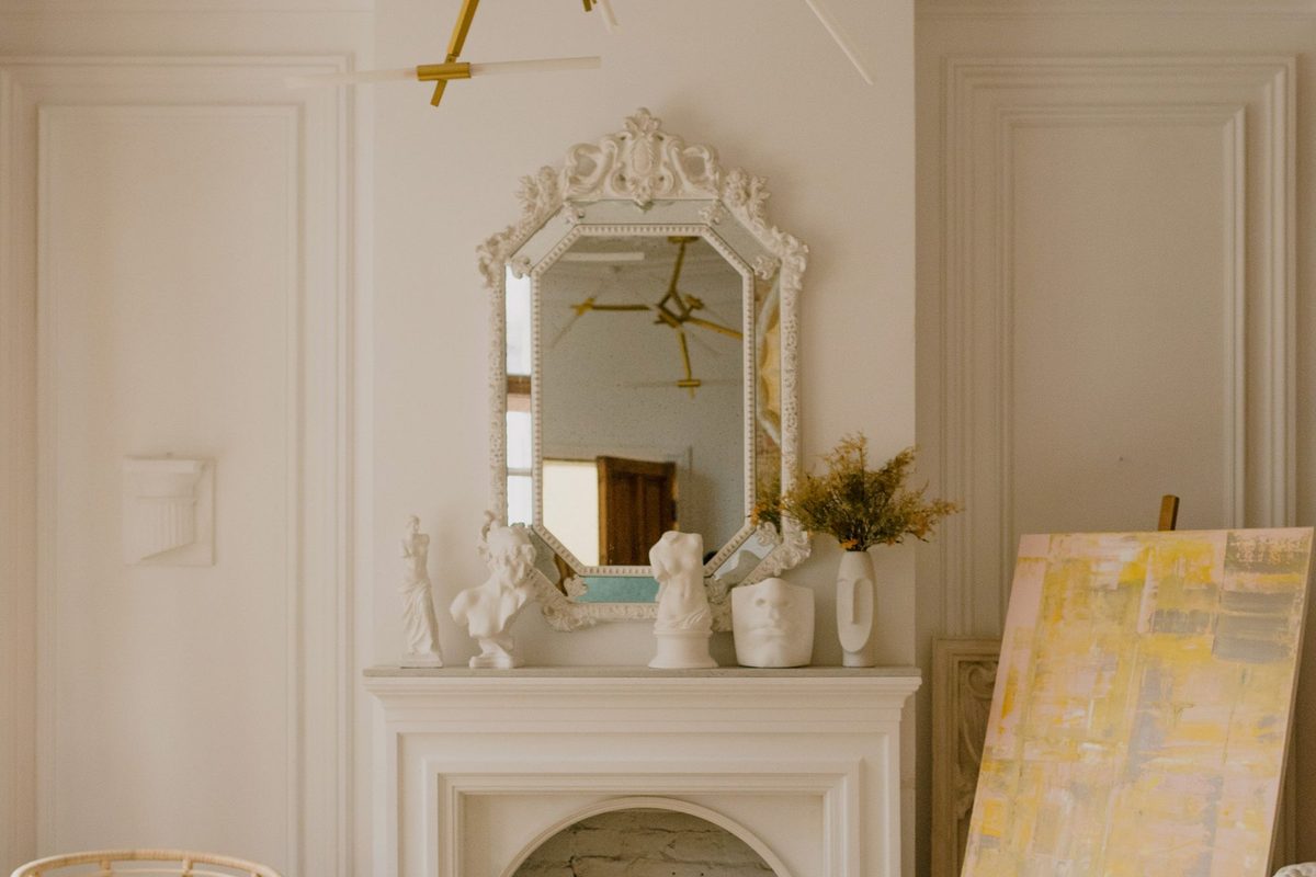 Elegant, well-kept living room with fireplace and period mouldings
